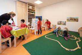 Spielen und Freunde finden im Alter Kindergarten